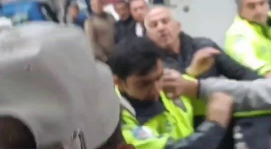 Bursa'da motosikleti çekilen şahıs polisle yumruk yumruğa kavga etti!