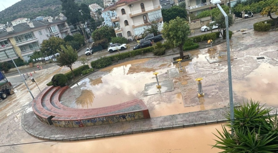 İzmir Çeşme sular altında kaldı
