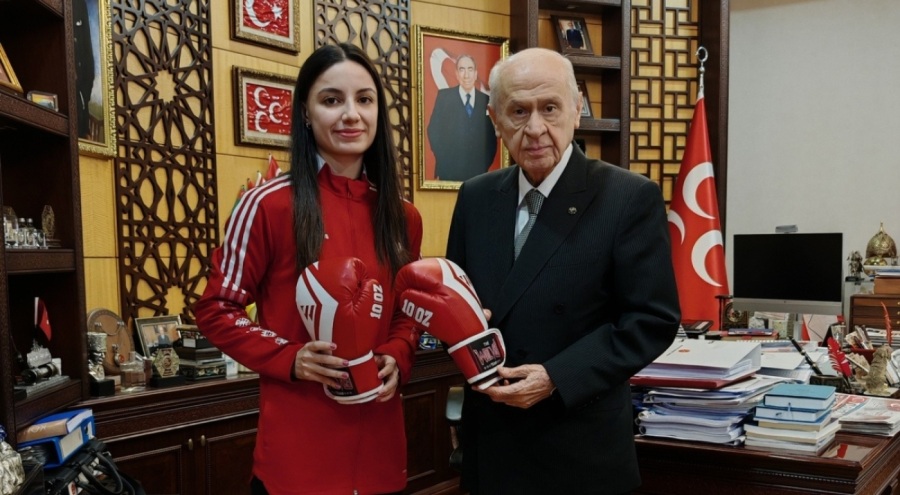 Devlet Bahçeli, milli kick boksçu Aybüke Kılınç'ı ağırladı