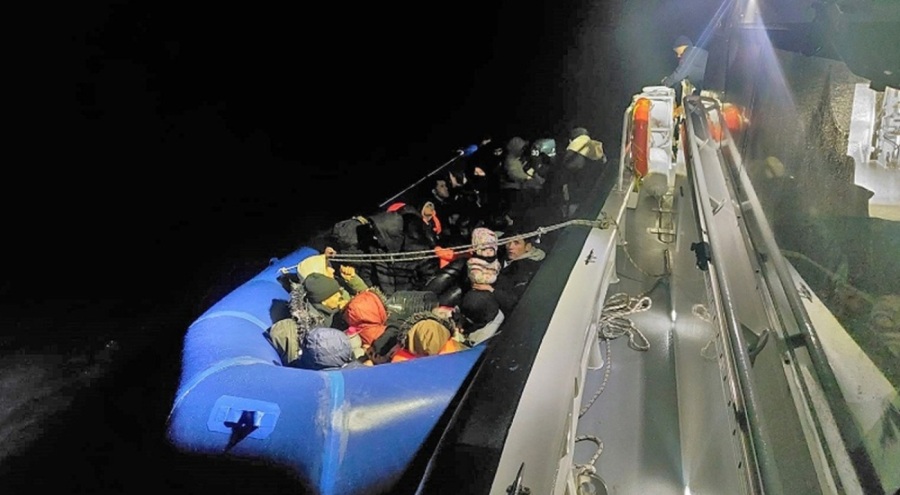 Ayvalık açıklarında 60 düzensiz göçmen yakalandı