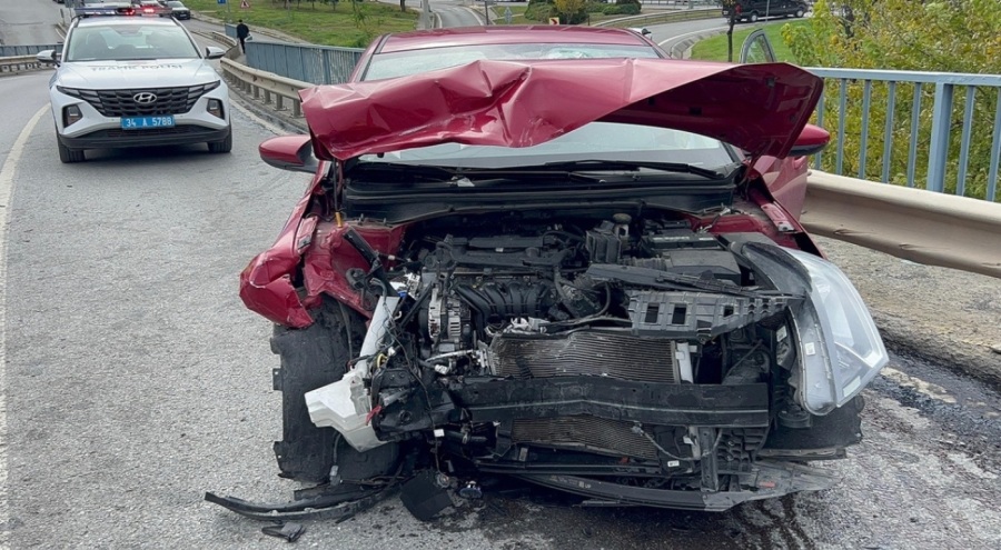 2 otomobil kafa kafaya çarpıştı: 5 yaralı