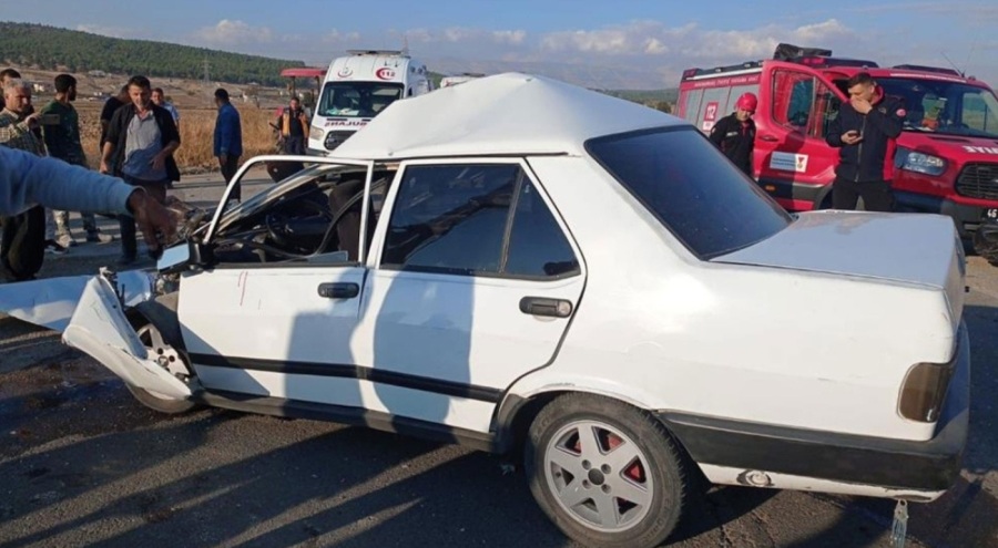 Otomobil ile traktör çarpıştı: 28 yaşındaki genç hayatını kaybetti