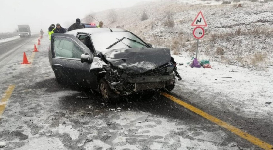 2 otomobil çarpıştı 6 kişi yaralandı!