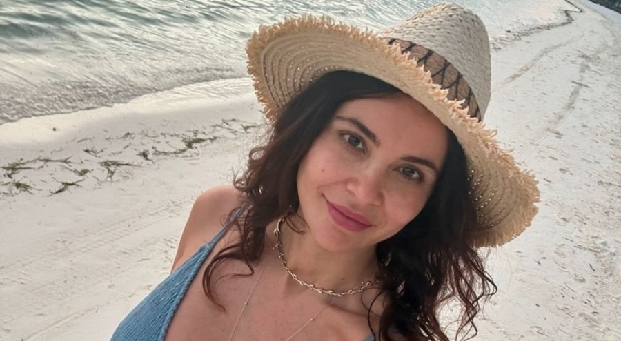 Zeynep Demirel karnı burnunda Maldivlerde