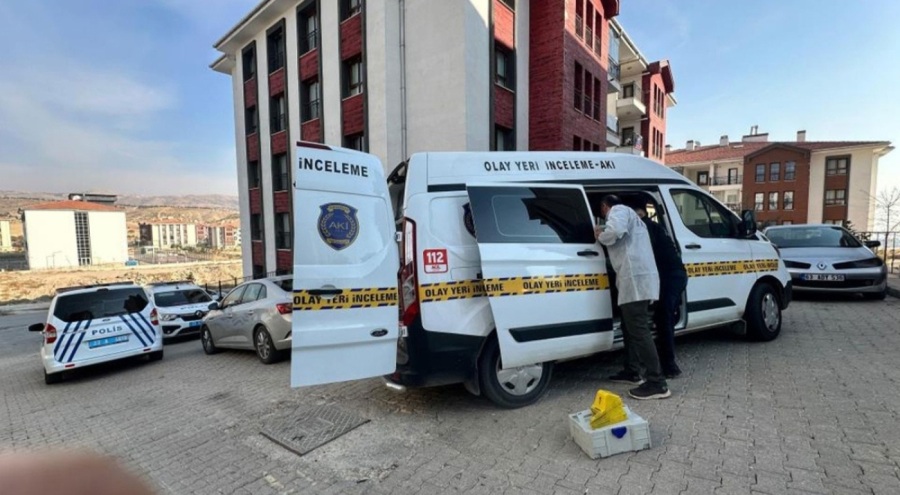 Kızının yanında intihar etti!