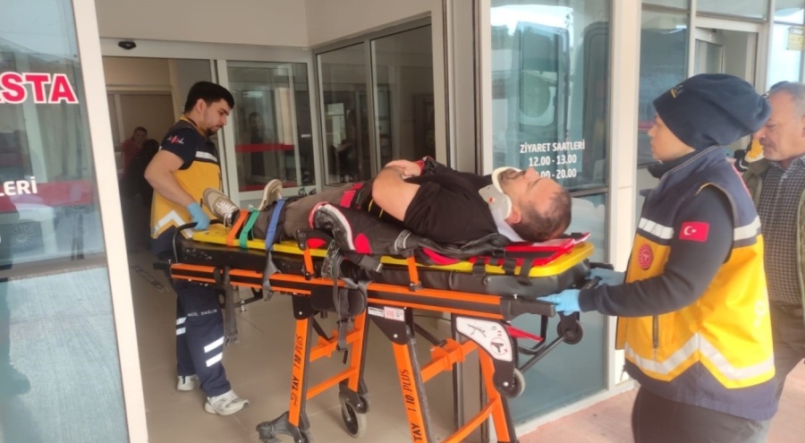 Bursa'da motosiklet dönüş yapan otomobile çarpmamak için kayıp düştü