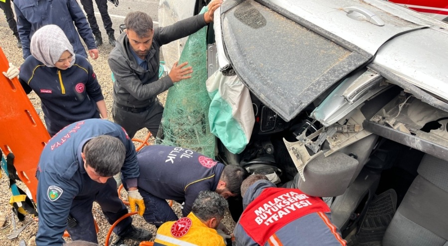 Otomobil şarampole devrildi: 4 yaralı