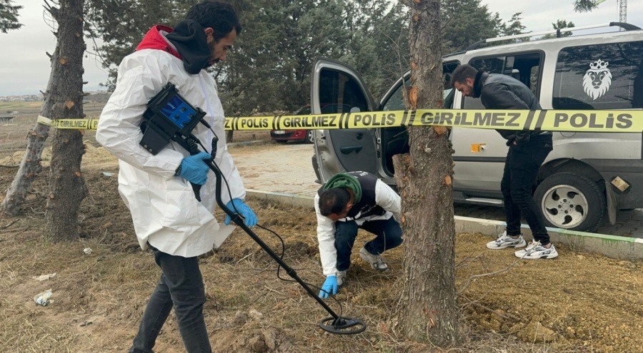 2 kişi mezarlıkta park halindeki araçta ölü olarak bulundu