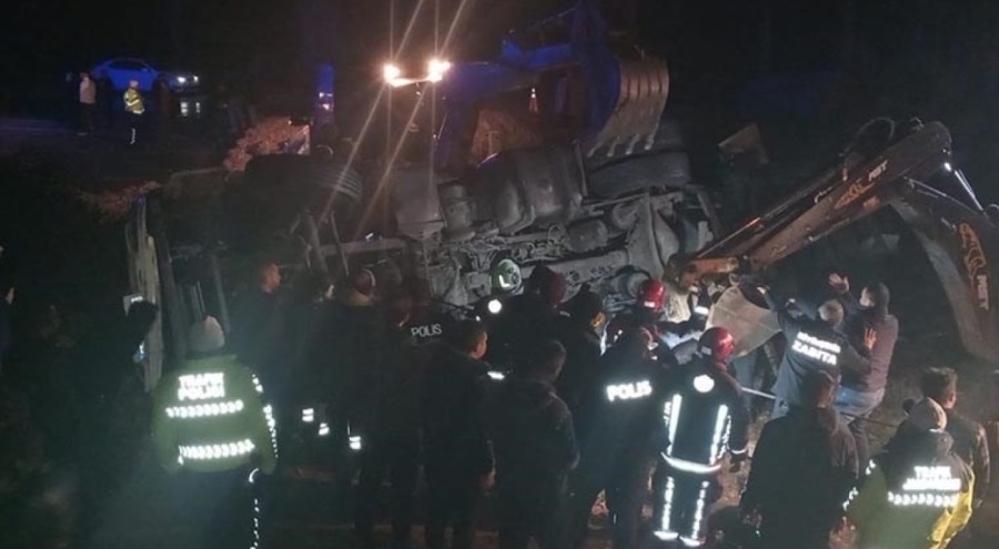 Kazaya müdahale eden polisler TIR'ın altında kaldı