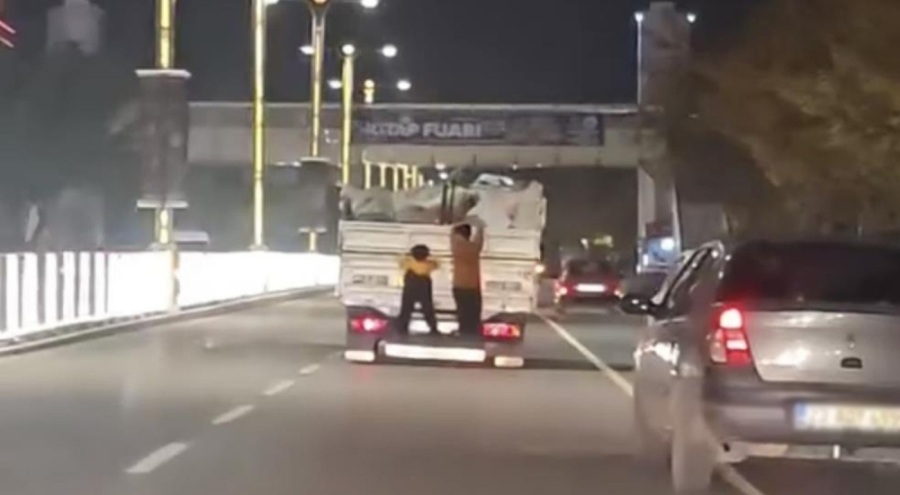 Çocukların kamyonetin arkasındaki tehlikeli yolculuğu yürek hoplattı!