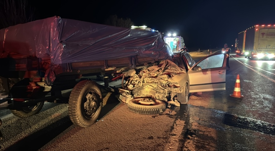 Traktörün römorkuna çarpan araçta 1 kişi öldü, 1 kişi yaralandı