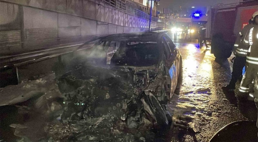 Seyir halindeki araç alev alev yandı