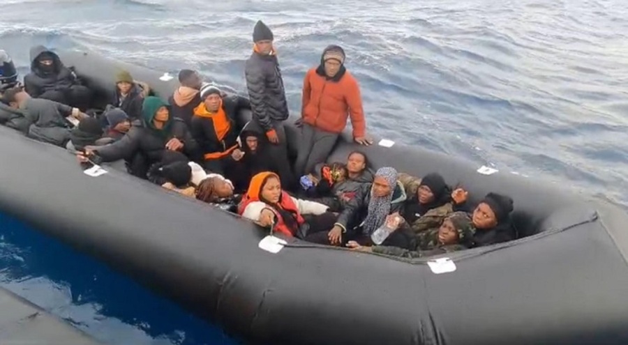 33 kaçak göçmen yakalandı, 141 kaçak göçmen kurtarıldı