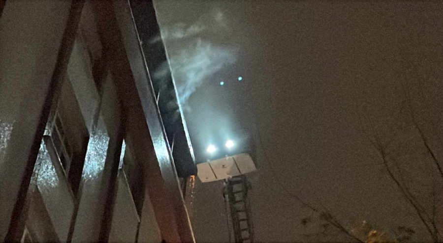 5 katlı bir binanın çatı katında yangın çıktı