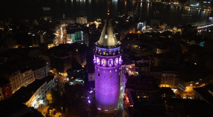 İstanbul'un simgeleri Dünya Prematüre Günü için mor renkle ışıklandırıldı