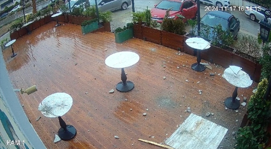 Yıldırım düşen binadan kopan beton parçaları 2 araca ve kafeye hasar bıraktı