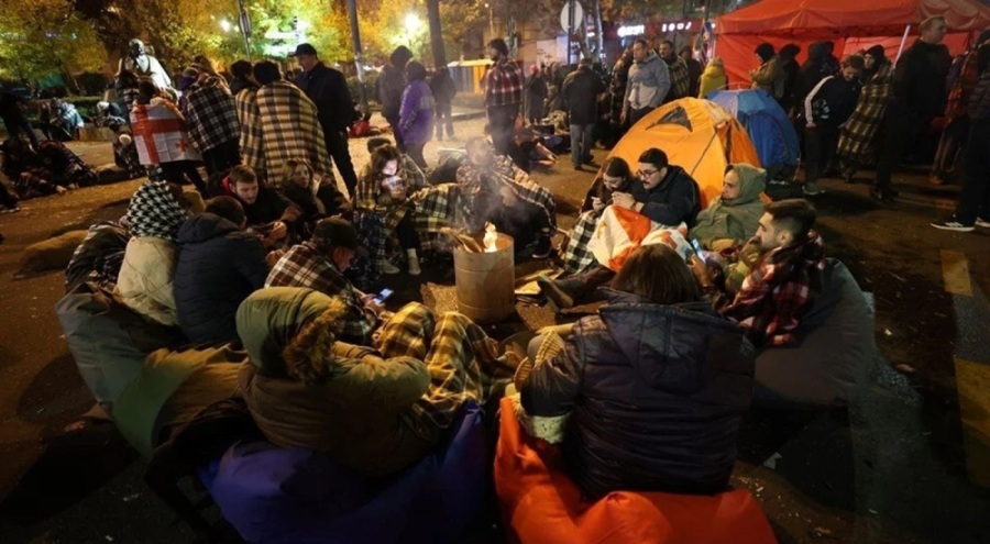 Komşuda seçim gerilimi devam ediyor: Başkentte yolu kapatıp, çadır kurdular!