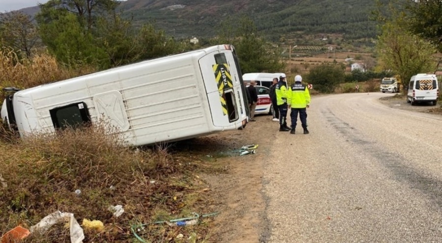 Öğrenci servisi takla attı: 2 yaralı