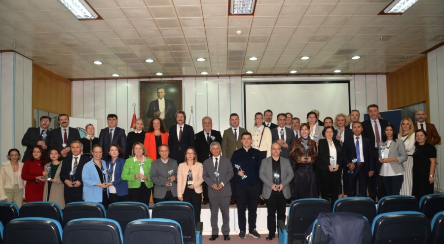 Bursa Uludağ Üniversitesi'nde 2023 yılının kalite ödülleri verildi