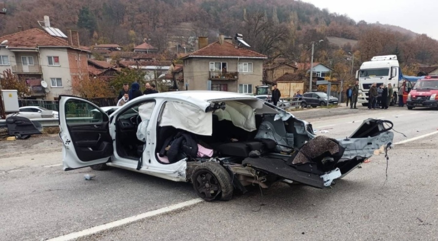 Bursalı genç öğretmen ve küçük kızı kaza kurbanı