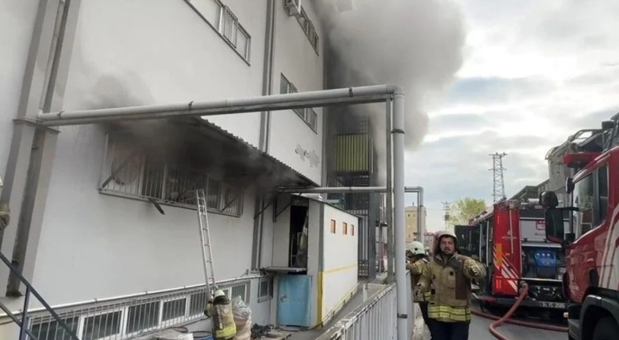 Avcılar'da iş hanında yangın