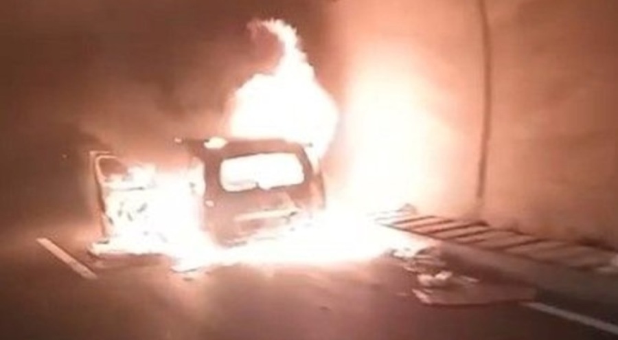 Ilgaz Tüneli'nde alev alan hafif ticari araç küle döndü