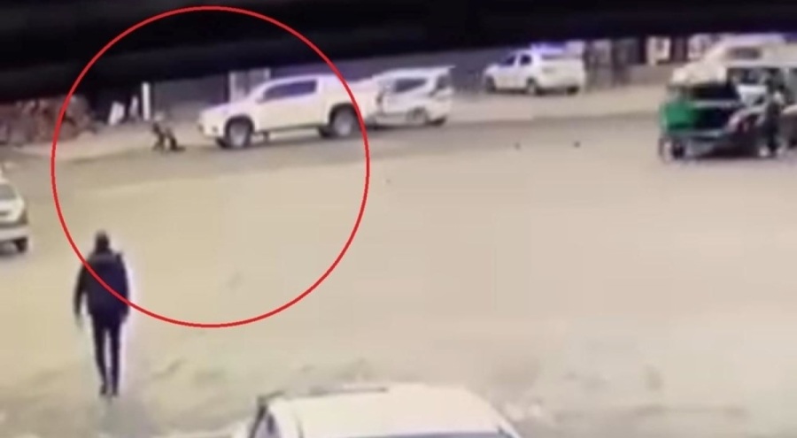 Karşıya geçmek isteyen çocuklar kamyonetin altında kaldı