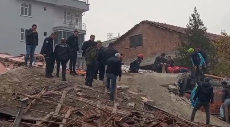 Ağır hasarlı binanın yıkımında göçük! 1 işçi enkaz altında kaldı