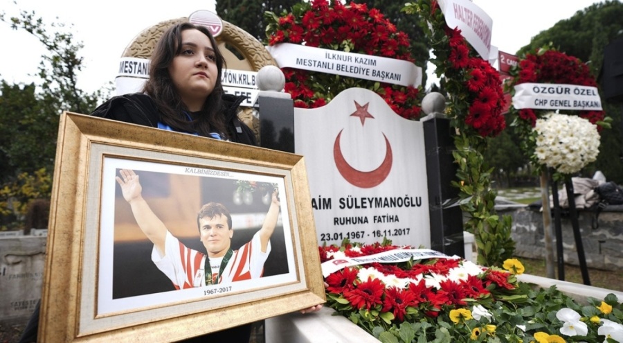 Naim Süleymanoğlu, kabri başında anıldı