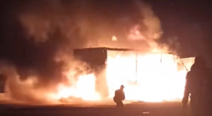 Yangında alev topuna dönen tır kullanılamaz halde!