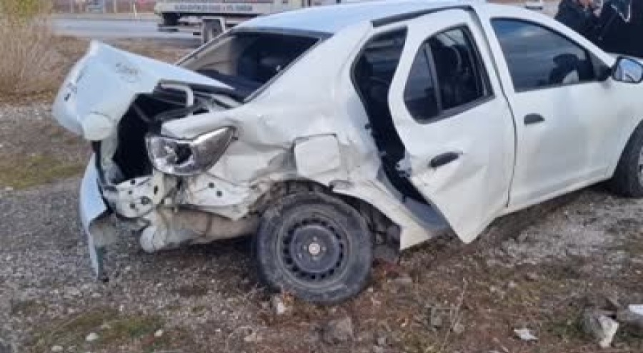 2 otomobilin çarpışmasıyla 4 kişi yaralandı
