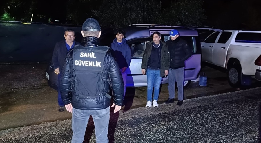 44 kaçak göçmen ile 1 göçmen kaçakçısı yakalandı