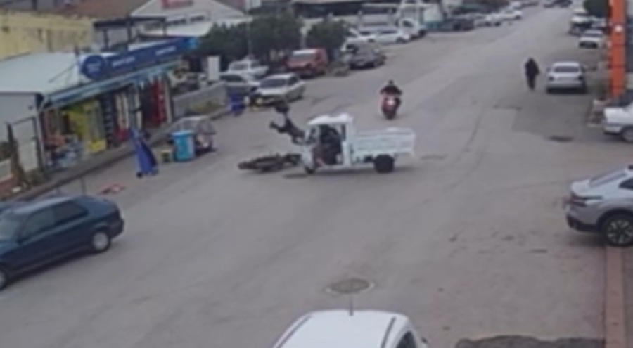 Motosiklet üç tekerlekli motorlu bisikletle çarpıştı