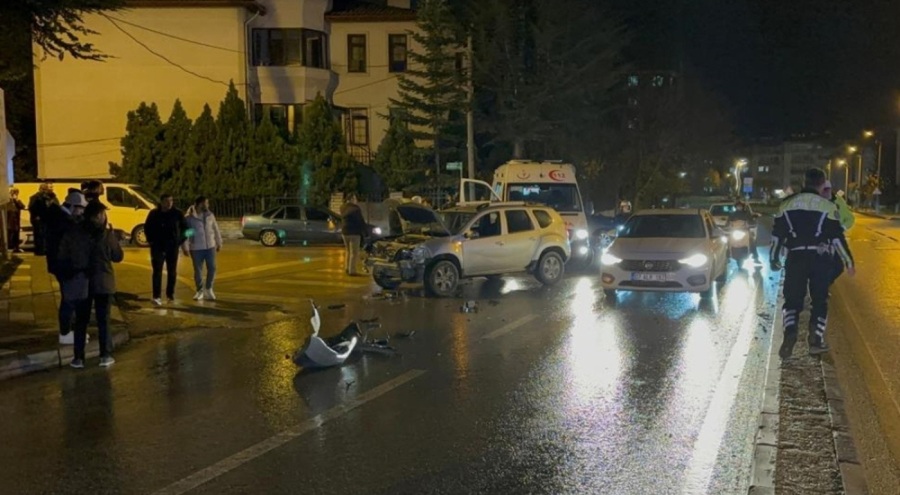 Cipin çarptığı minibüs karşı şeride savruldu