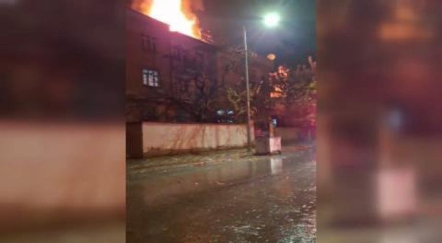 3 katlı binanın çatısında yangın