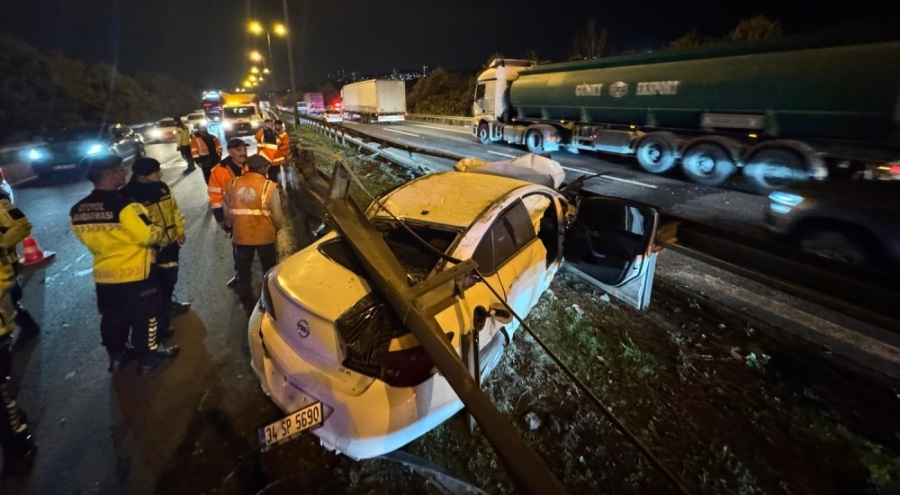 Bariyere çarpan otomobil ulaşımı aksattı