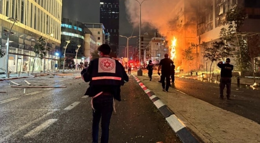 İsrail'in merkezine füze saldırısı: 5 yaralı