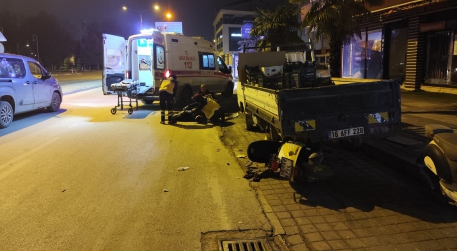 Bursa'da park halindeki kamyonete çarpan motosiklet sürücüsü yaralandı