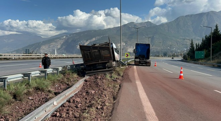 Bariyere çarpan kamyon sürücüsü yaralandı