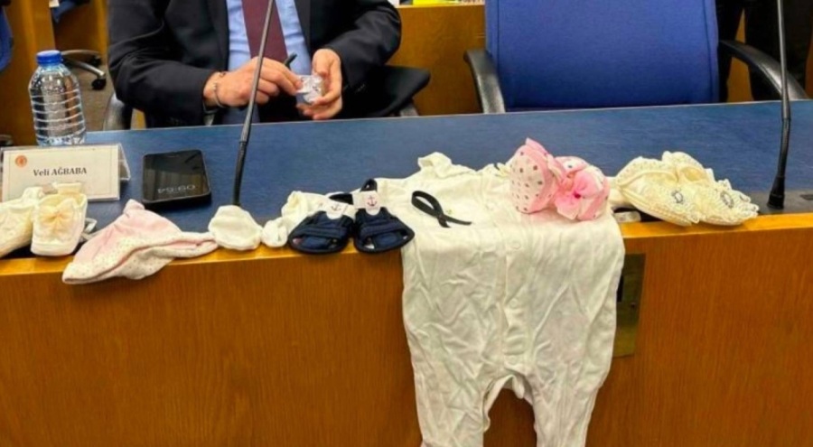 Meclis'te bebek kıyafetleriyle "yenidoğan çetesi" protestosu