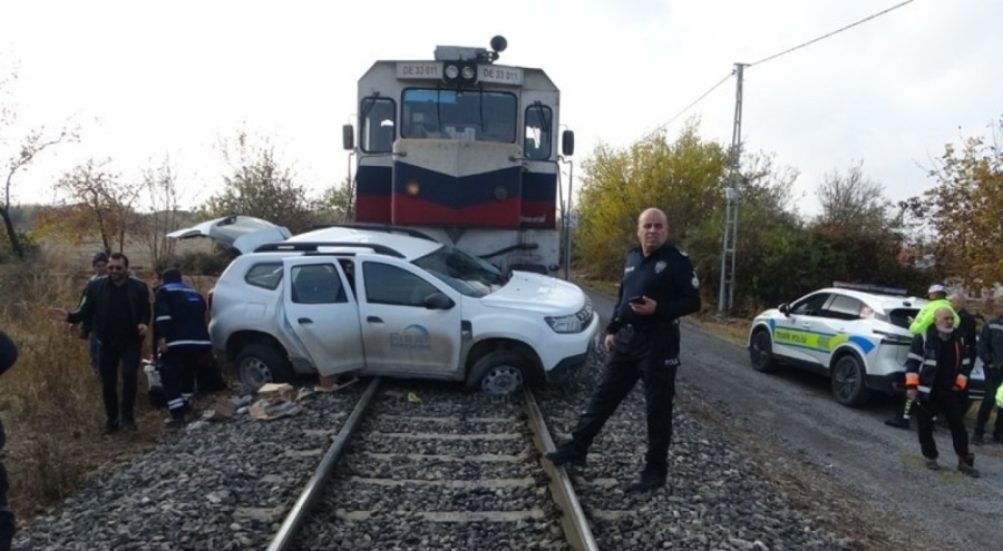 Hafif ticari araca yük treni çarptı: 2 yaralı