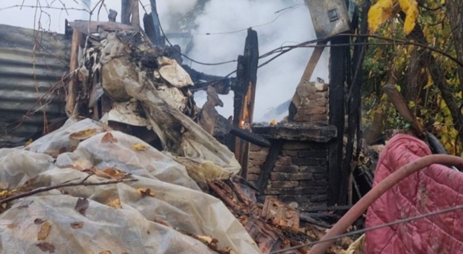 Çıkan yangın sonucu bir ev kullanılamaz hale geldi
