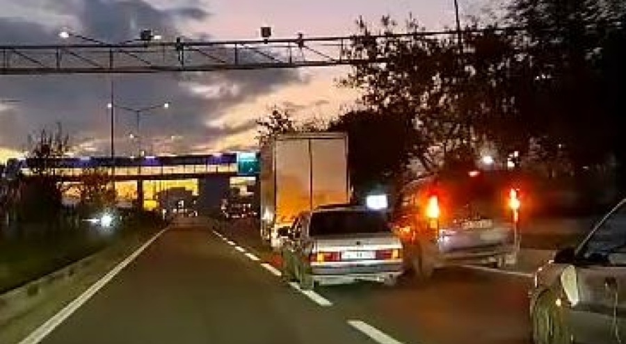 Düğün konvoyunda 3 araç trafiği tehlikeye attı