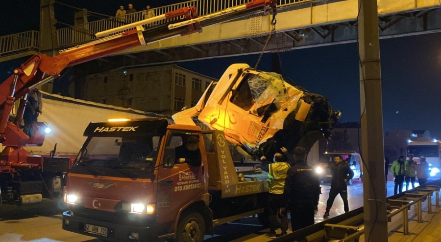 2 tırın karıştığı kazada kupa koptu!