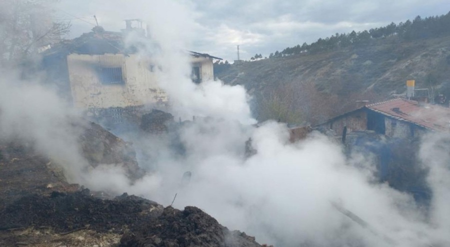 Evde meydana gelen yangında ahır ve samanlık küle döndü