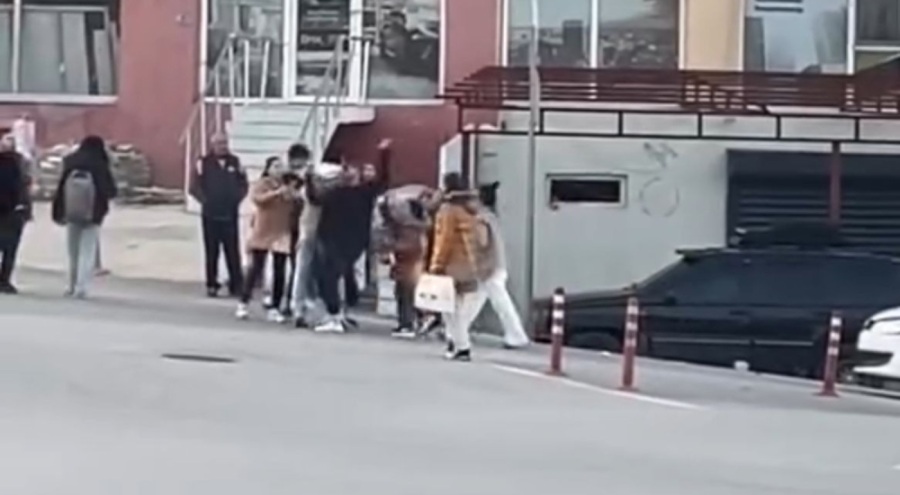 Bursa'da, iki grup kadın yumruk yumruğa kavga etti!