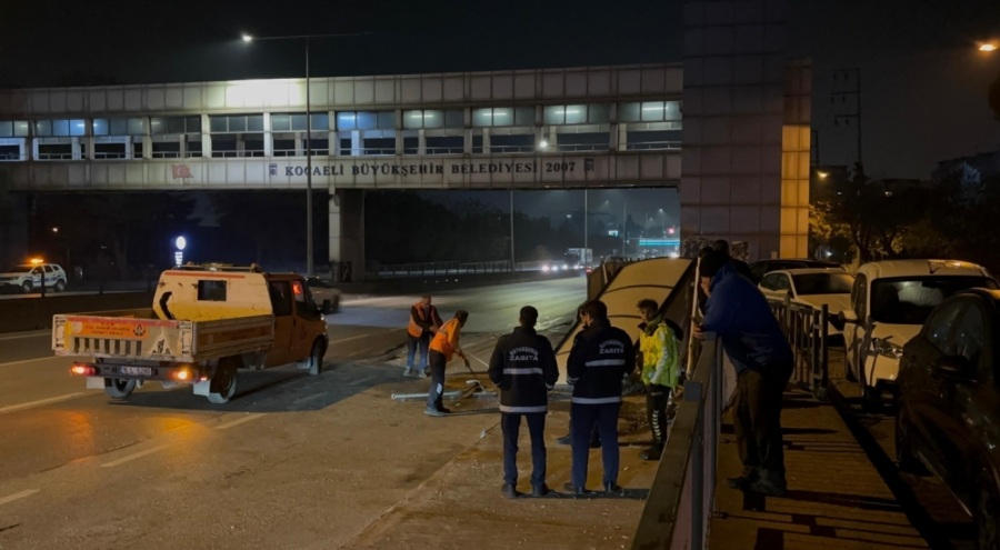 Araç kontrolden çıkıp durağa daldı!