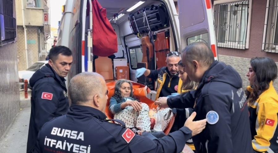 Bursa'da evde günlerce mahsur kalan yaşlı çiftin yardımına ekipler yetişti
