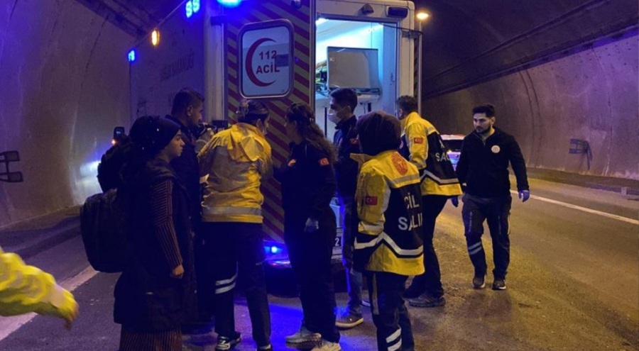 TEM'de iki yolcu otobüsü ve tır kazaya karıştı! Çok sayıda yaralı