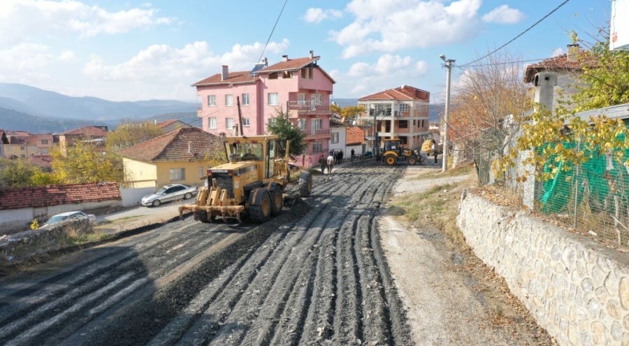 Orhaneli'de sıcak asfalt çalışmaları başladı